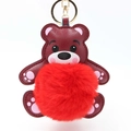 Dettaglio portachiavi orsetto in ecopelle rosso scuro con pompon soffice e gancio dorato - Diametro Pon Pon 8cm / Rosso