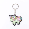 Détail d'un porte-clés licorne en PVC vert souple avec des cheveux colorés et anneau argent - Licorne Style 5
