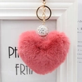 Dettaglio portachiavi a cuore in peluche rosa corallo con sfera di strass e gancio d'oro - rosso mattone