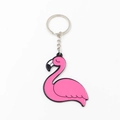 Détail d'un porte-clés flamant rose en acrylique avec chaîne et anneau argentés - Flamant Rose Rouge