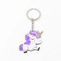 Gros plan d'un porte-clés licorne en acrylique avec anneau en métal sur fond blanc - Licorne Style 3 (Violet Clair)