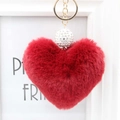 Dettaglio portachiavi a cuore in peluche rosso con anello dorato e perla di strass - Borgogna