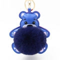 Detailansicht vom blauen Bären-Schlüsselanhänger mit Plüschbommel und Goldring - Pompon Durchmesser 8cm / Marineblau