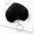 Dettaglio di un portachiavi a cuore in peluche nera con anello e catena in metallo - Nero