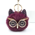 Détail du porte-clés chouette en peluche violette avec paillettes et attaches en métal doré - Violet foncé