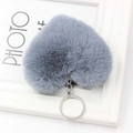 Dettaglio portachiavi a cuore in morbido peluche grigio scuro con anello in metallo argento - Grigio Medio