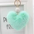 Dettaglio portachiavi a cuore in peluche verde menta con anello d'oro e perla di cristallo - Verde chiaro