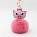 Détail d'un porte-clés cochon rose avec anneau en métal doré et boule en fausse fourrure - Diamètre Pompon 8cm / Rose foncé