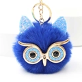 Détail du porte-clés hibou en peluche bleu foncé avec sequins et anneau en métal doré - Bleu Saphir