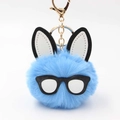 Portachiavi con pompon azzurro a forma di coniglio con orecchie in pelle e occhiali - Blu