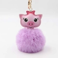 Détail du porte-clés cochon en cuir rose avec pompon en fausse fourrure violette et anneau doré - Diamètre Pompon 8cm / Violet