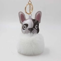 Detail van de Franse bulldog leren sleutelhanger met witte pompon van kunstbont - Wit