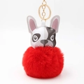 Detail eines roten Kunstpelz-Bommel und French Bulldog Leder Schlüsselanhängers - Rot