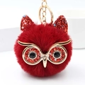 Détail du porte-clés chouette en peluche rouge foncé avec anneau métallique doré brillant - Bordeaux
