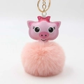 Détail d'un porte-clés pompon en peluche rose avec cochon de dessin animé et clip doré - Diamètre Pompon 8cm / Rose