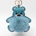 Detailansicht des blauen Bären-Schlüsselanhängers aus Kunstleder mit Plüsch-Pompon - Pompon Durchmesser 8cm / Seeblau