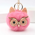 Porte-clés chouette rose en fausse fourrure avec yeux dorés et détails brillants - Rose foncé