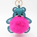 Detail von blauem Leder-Teddybär-Schlüsselanhänger mit rosa Pelzpompon und Goldverschluss - Pompon Durchmesser 8cm / Fuchsia