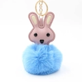 Detailansicht Hasen-Schlüsselanhänger aus Leder mit blauem Fellball und Goldring - Pompon Durchmesser 8cm / Blau