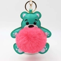 Detail eines blauen Teddybär-Schlüsselanhängers aus Leder mit rosa Plüschball und Goldclip - Pompon Durchmesser 8cm / Wassermelonenrot