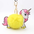 Dettaglio di un portachiavi a forma di unicorno giallo con moschettone dorato per borsa - Giallo