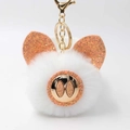 Detalle de llavero de cerdo de peluche blanco con lentejuelas naranjas y cierre dorado - Blanco