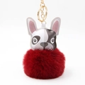Detail eines Leder-Bulldoggen-Schlüsselanhängers mit flauschigem rotem Kunstfell-Bommel - Burgunderrot