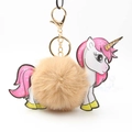 Dettaglio portachiavi unicorno in peluche con palla di pelo e chiusura dorata - Cachi