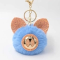 Detalle de llavero de cerdito en peluche azul con lentejuelas rosas y mosquetón dorado - Azul