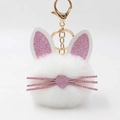 Detalle de llavero de gato de peluche blanco con orejas brillantes y cierre dorado - Blanco