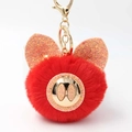 Detalle macro de llavero de cerdito de peluche rojo con orejas de purpurina dorada - Rojo