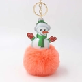 Detail van sneeuwpop hanger met oranje pompon van imitatiebont en gouden sleutelhanger - Oranje