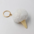 Vue détaillée du porte-clés cornet de glace en fausse fourrure blanche et anneau doré - Blanc