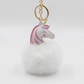 Gros plan du porte-clés licorne en fourrure arc-en-ciel avec anneau doré en métal - 8x12cm / Blanc
