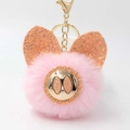 Détail d'un porte-clés cochon rose en peluche avec oreilles pailletées et fermoir doré - Rose Clair