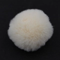 Dettaglio di un morbido pompon in finta pelliccia beige per borse e portachiavi alla moda - Confezione da 8cm / Bianco avorio