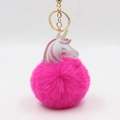 Détail d'un porte-clés licorne en peluche rose avec pompon et fermoir en métal doré - 8x12cm / Rose rouge