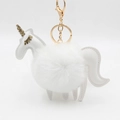 Porte-clés licorne en peluche blanche avec corne dorée pailletée sur fond blanc neutre - Blanc