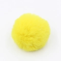 Vista dettagliata del pompon in finta pelliccia giallo brillante per borse - Confezione da 8cm / Giallo