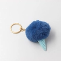 Détail de porte-clés glace en fausse fourrure bleue avec anneau doré et cône en résine - Bleu
