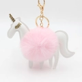 Détail d'un porte-clés licorne avec boule en peluche rose et mousqueton doré brillant - Rose Clair