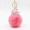 Détail d'un porte-clés licorne en peluche rose avec une boule en fourrure et anneau doré - 8x12cm / Rose foncé