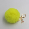 Portachiavi con pompon in pelliccia giallo neon, chiusura dorata e ciondolo arcobaleno - Giallo