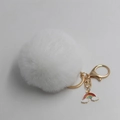 Dettaglio di portachiavi in peluche bianco con anello dorato e ciondolo arcobaleno - Bianco
