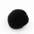 Dettaglio del pompon nero in morbida pelliccia sintetica per borse e abbigliamento - Confezione da 8cm / Nero