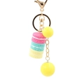 Harz Macaron Schlüsselanhänger mit bunten Dessert Anhängern und goldener Hardware auf Weiß - Rosa Cyan Gelb Stil (1号色)