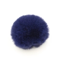 Dettaglio ravvicinato di un pompon di pelliccia sintetica blu scuro con consistenza morbida - Confezione da 8cm / Blu Notte