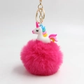 Dettaglio del pompon in finta pelliccia rosa con unicorno colorato e chiusura in metallo dorato - Rosso rosa