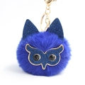 Vue détaillée du porte-clés hibou pompon bleu avec oreilles scintillantes et fermoir doré - Bleu Saphir