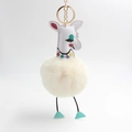 Détail du porte-clés girafe en peluche avec pompon crème et anneau doré brillant - Blanc Cassé